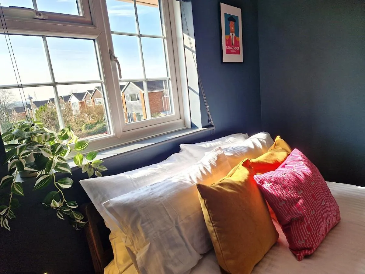 Stylish, Cosy & Peaceful Cheltenham Home 0*,