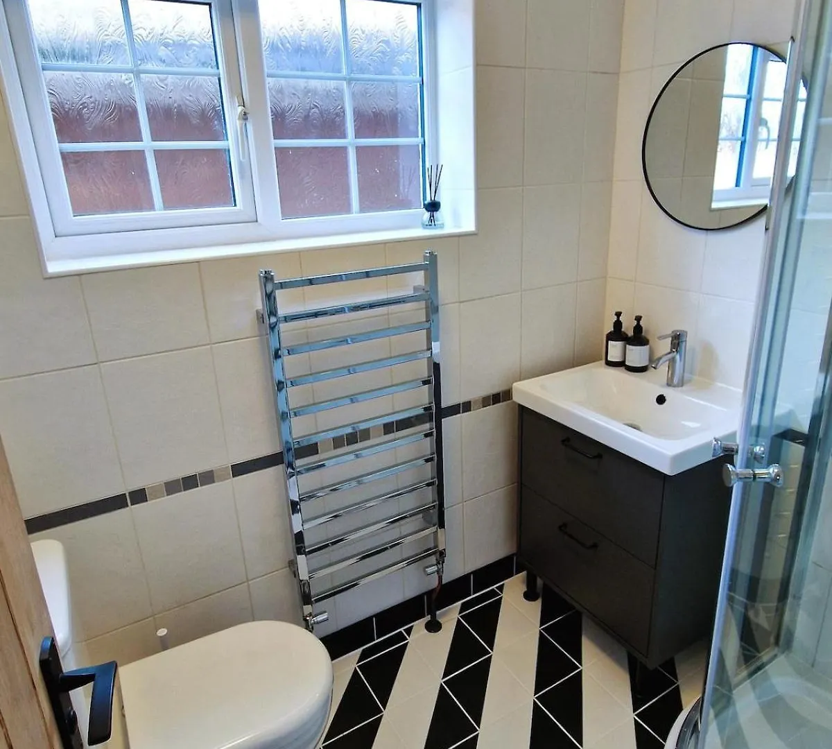 Stylish, Cosy & Peaceful Cheltenham Home 0*,