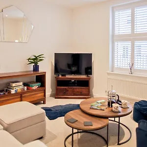 Stunning 2 Bed With Private Patio And Free Parking Holiday home